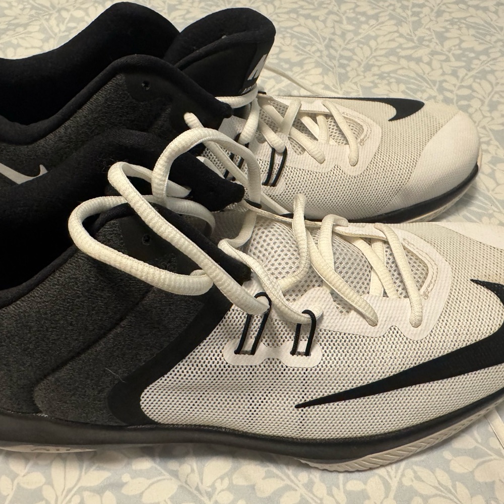 Nike Men's Black and White Athletic Sneakers